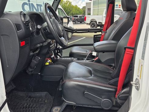 Used 2017 Jeep Wrangler Unlimited Rubicon AWD/4WD image 3