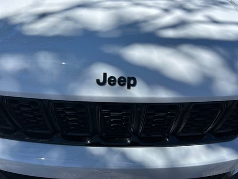 Used 2025 Jeep Grand Cherokee Altitude AWD/4WD image 23