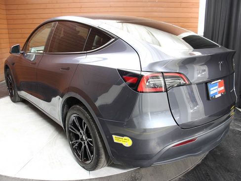 Used 2022 Tesla Model Y Long Range image 11