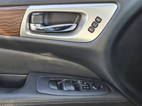 Used 2019 Nissan Pathfinder Platinum image 33