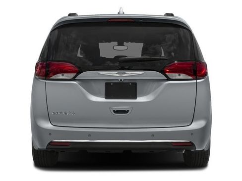 Used 2017 Chrysler Pacifica Limited image 5