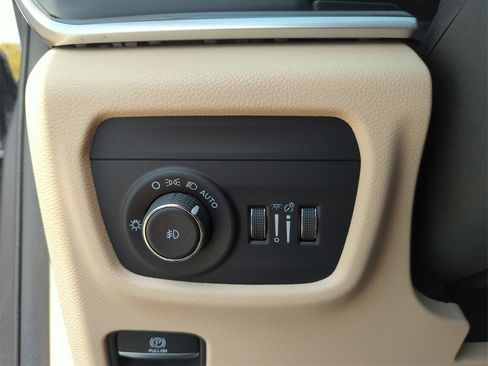 Used 2022 Jeep Grand Cherokee Limited image 39