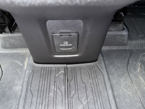 Used 2024 GMC Terrain SLT w/ Infotainment Package II AWD/4WD image 9