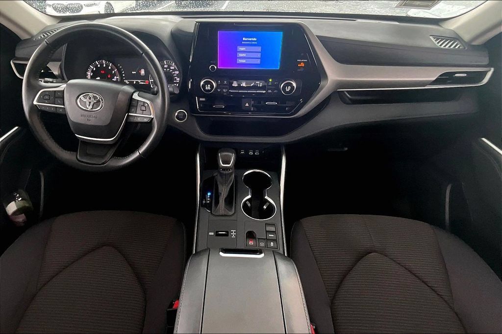 Used 2025 Toyota Highlander LE FWD image 7