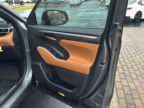 New 2026 Toyota Highlander Platinum image 12