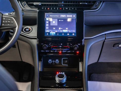 New 2025 Jeep Grand Cherokee Altitude image 20