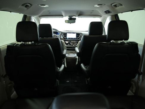 Used 2023 Chrysler Pacifica Touring-L FWD image 17