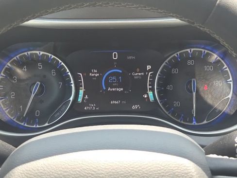 Used 2023 Chrysler Pacifica Touring-L FWD image 45