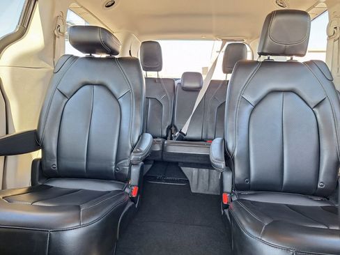 Used 2023 Chrysler Pacifica Touring-L image 22