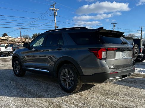 Used 2025 Ford Explorer Active w/ Active Comfort Package image 5