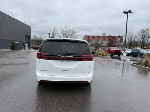 Used 2025 Chrysler Pacifica Select image 4