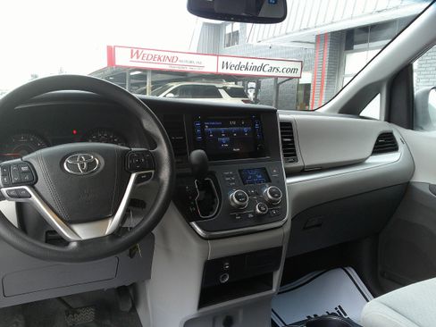 Used 2015 Toyota Sienna LE image 21