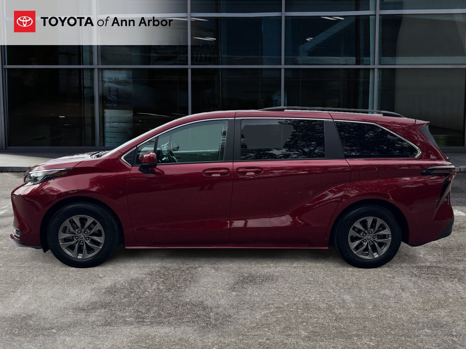 Used 2024 Toyota Sienna LE FWD image 8