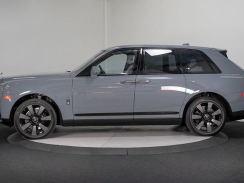Used 2022 Rolls-Royce Cullinan w/ Dark Exterior Package AWD/4WD image 4