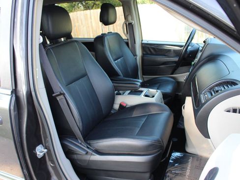 Used 2016 Chrysler Town & Country Touring FWD image 38