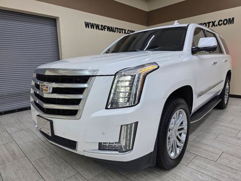 Used 2016 Cadillac Escalade 4WD image 2