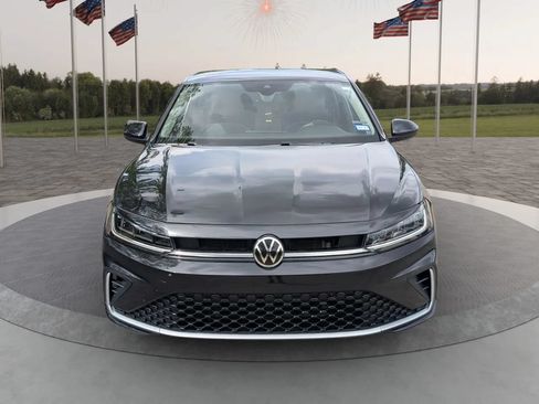 Used 2025 Volkswagen Jetta SE w/ Black Wheel Package FWD image 2
