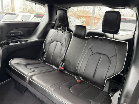 Used 2022 Chrysler Pacifica Limited w/ Uconnect Theater Family Group image 12
