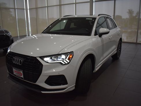 Used 2023 Audi Q3 2.0T Premium w/ Convenience Package AWD/4WD image 3