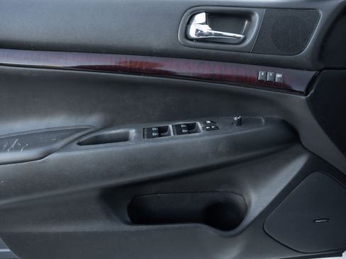 Used 2011 INFINITI G37 Journey w/ Premium Pkg image 17