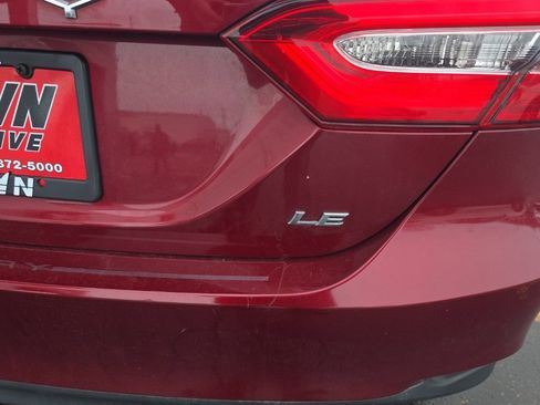 Used 2018 Toyota Camry LE image 5