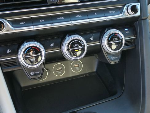 Used 2022 Genesis G70 2.0T image 22