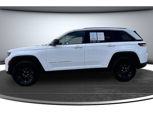 Certified 2024 Jeep Grand Cherokee Laredo AWD/4WD image 17