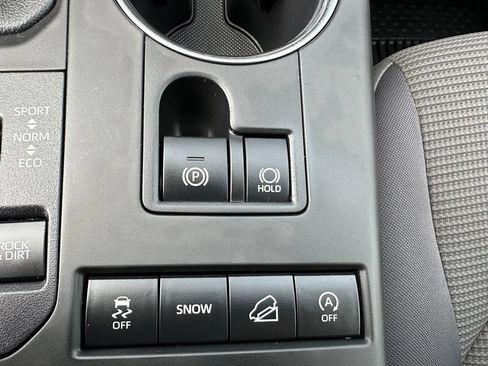 Used 2022 Toyota Highlander LE AWD/4WD image 26