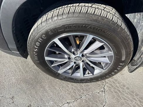 Used 2018 Toyota Highlander XLE image 41