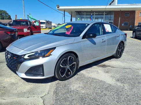 Used 2023 Nissan Altima 2.5 SR FWD image 5