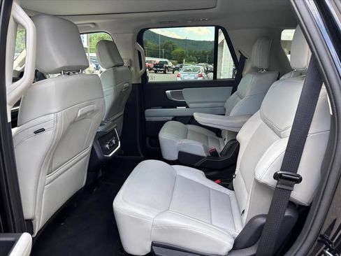 Used 2025 Ford Expedition Platinum AWD/4WD image 11