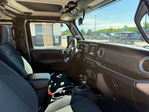 Used 2018 Jeep Wrangler Unlimited Sahara w/ LED Lighting Group AWD/4WD image 24