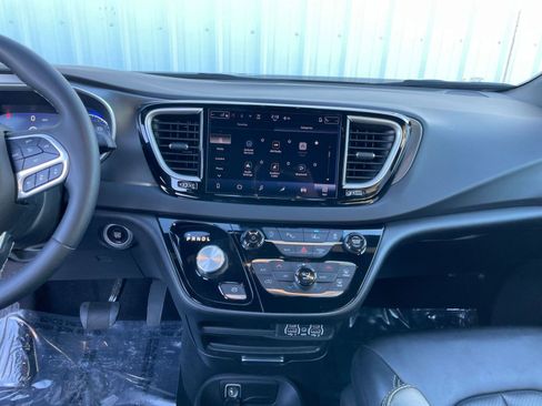 Used 2025 Chrysler Pacifica Select image 20