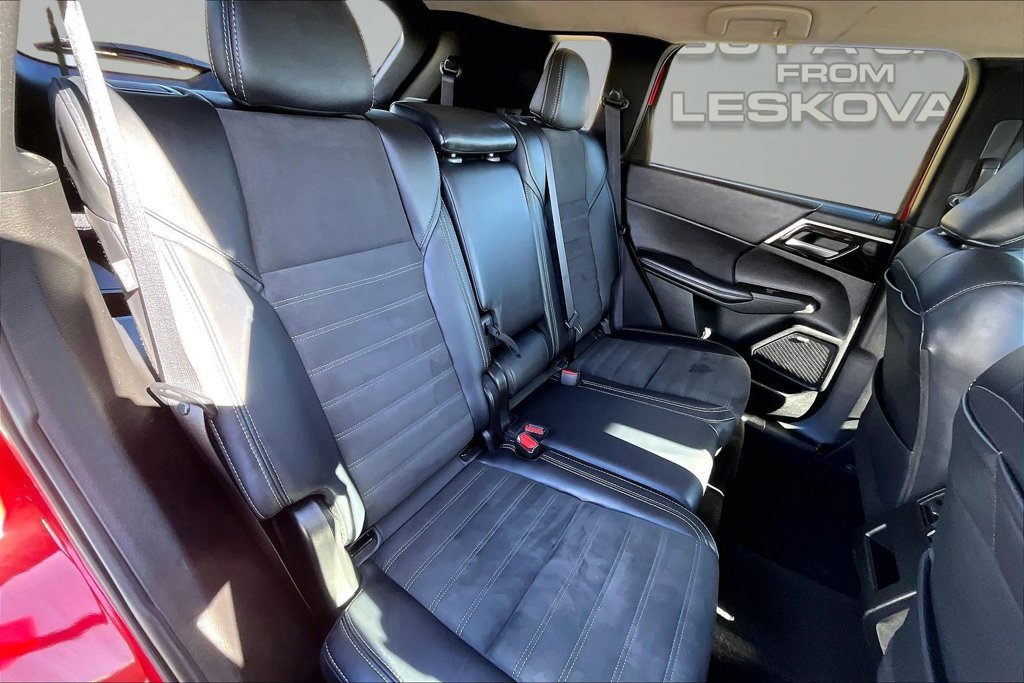 Used 2025 Mitsubishi Outlander AWD image 26