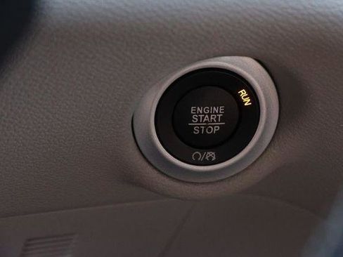 Used 2023 Chrysler Pacifica Touring-L FWD image 16