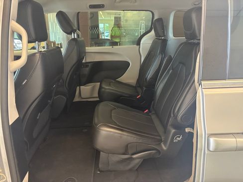 Used 2024 Chrysler Pacifica Touring-L FWD image 11