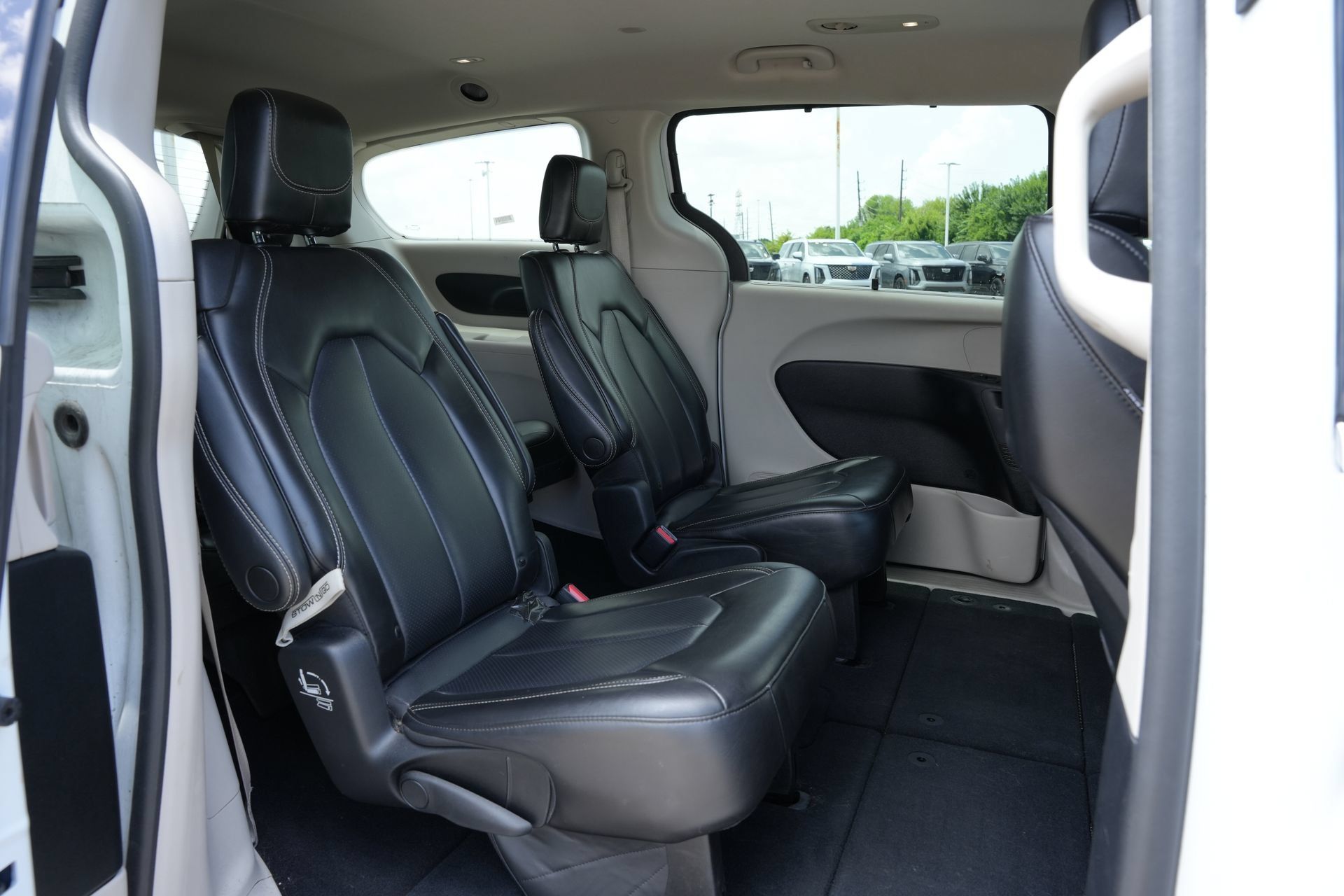 Used 2023 Chrysler Pacifica Touring-L FWD image 21