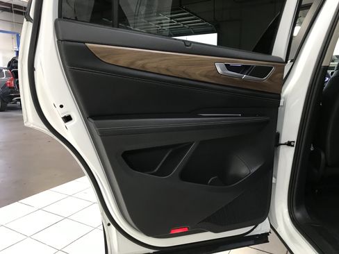 Used 2024 Volkswagen Atlas SE image 9