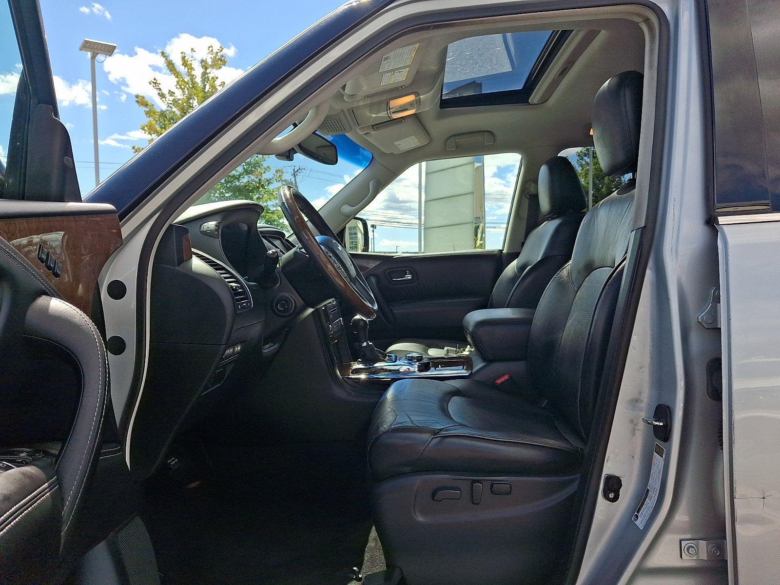 Used 2017 INFINITI QX80 4WD w/ Driver Assistance Package image 16