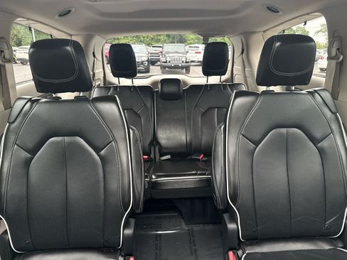 Used 2022 Chrysler Pacifica Limited FWD image 15