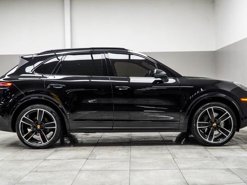 Used 2023 Porsche Cayenne Platinum Edition image 7