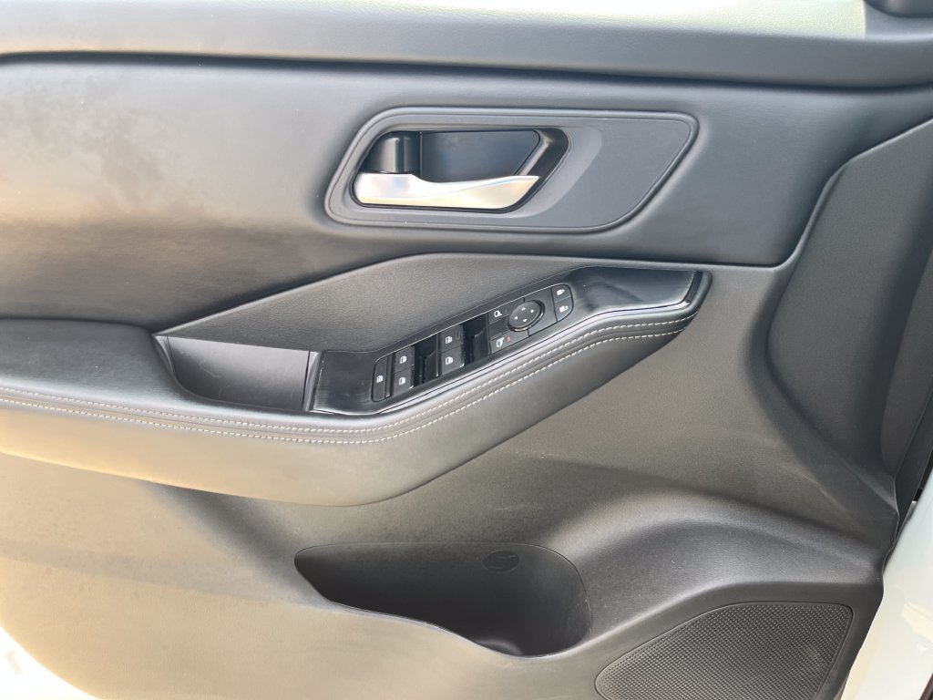 Used 2024 Nissan Rogue SV FWD image 11
