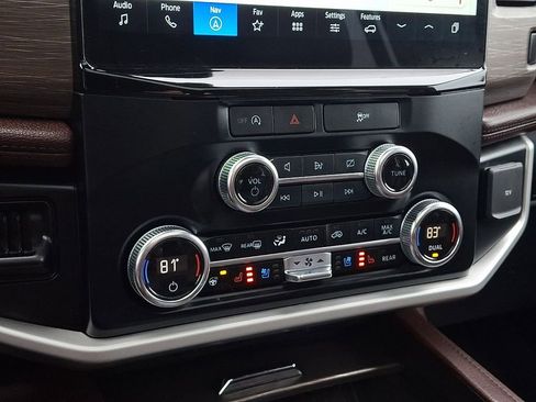 Used 2024 Ford Expedition Limited image 17