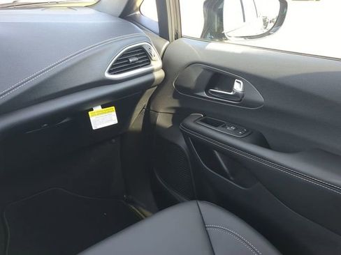 New 2026 Chrysler Pacifica Select w/ S Appearance Package FWD image 21