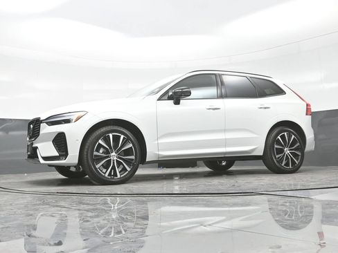 Used 2025 Volvo XC60 B5 Plus AWD/4WD image 23