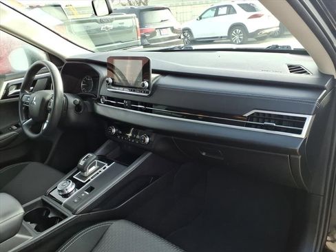 Used 2023 Mitsubishi Outlander ES image 16