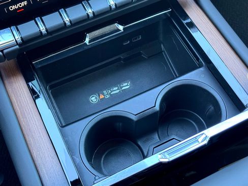 Used 2025 GMC Yukon XL Denali w/ Denali Reserve Package image 31