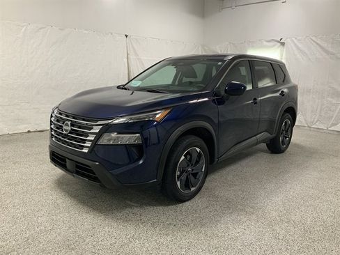 Used 2024 Nissan Rogue SV image 2