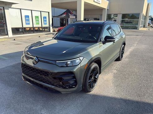 New 2026 Volkswagen Tiguan SE R-Line FWD image 3