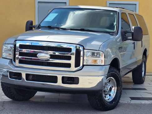 Used 2005 Ford Excursion XLT AWD/4WD image 2